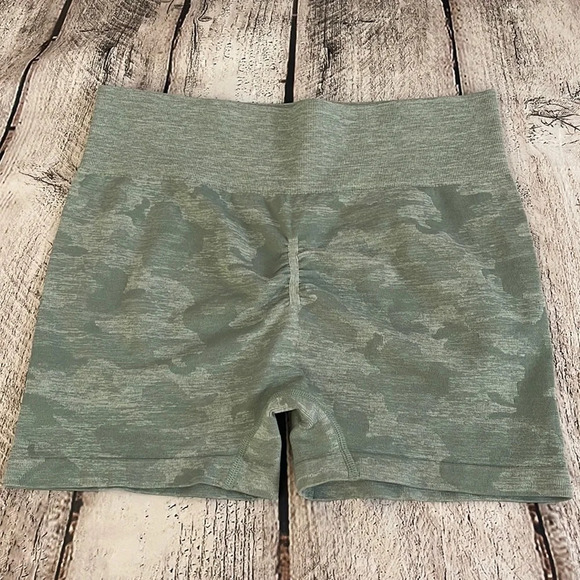 NWOT! Women’s light green camo butt lift biker shorts Large - Picture 2 of 3
